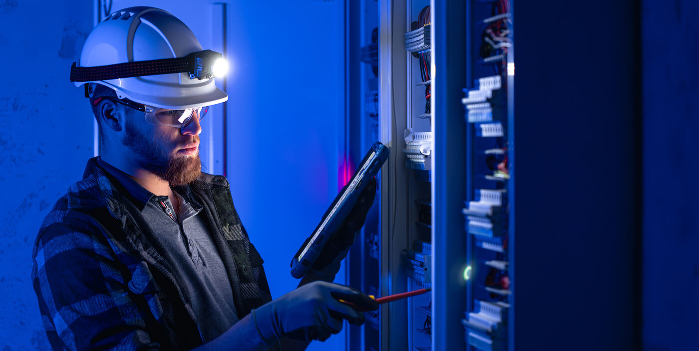 Técnico de NovaRed revisando un tablero de fibra óptica